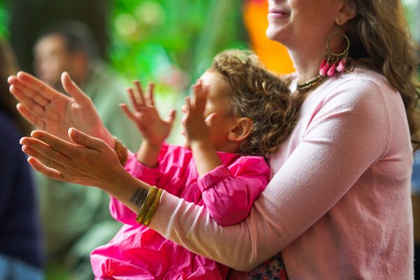 Fille et sa maman tapant dans leurs mains