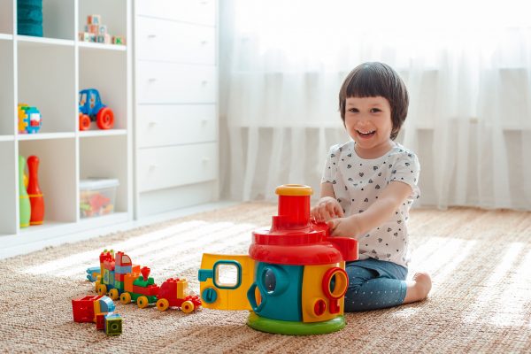 Fillette jouant dans sa chambre