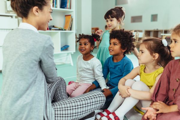 Lecture de groupe au relais petite enfance