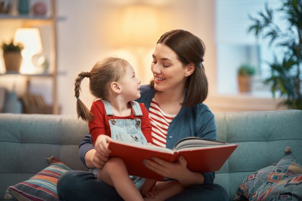 Une maman lit une histoire a sa fille